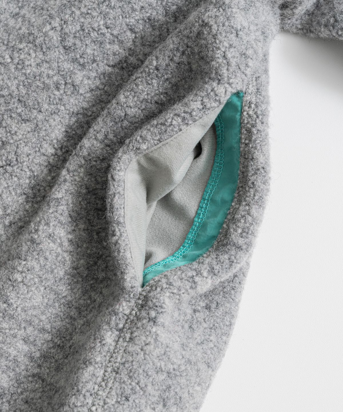 비헤비어(BEHEAVYER) WOOL PILE SNAP PULLOVER l.grey