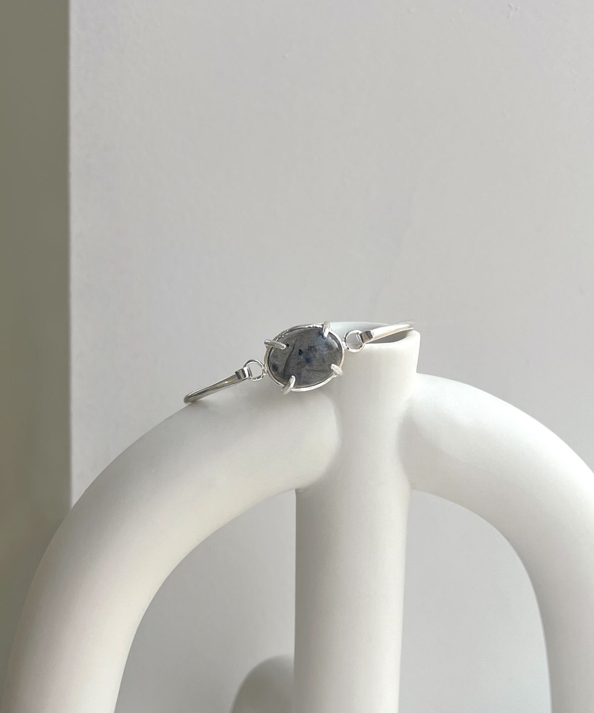 너울(NEOUL) Grandma Bracelet - Gray Moonstone