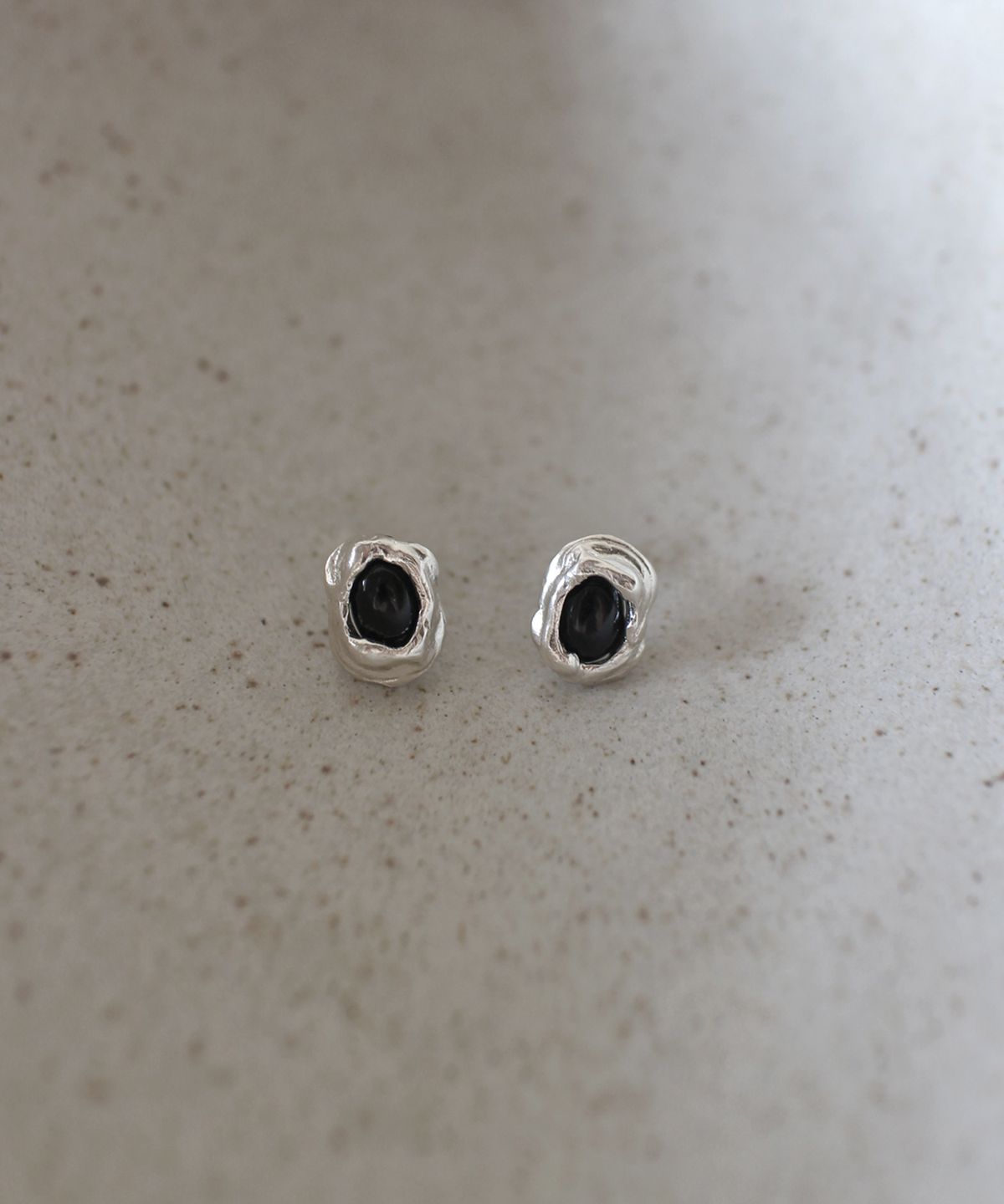 너울(NEOUL) Tide Onyx Stud
