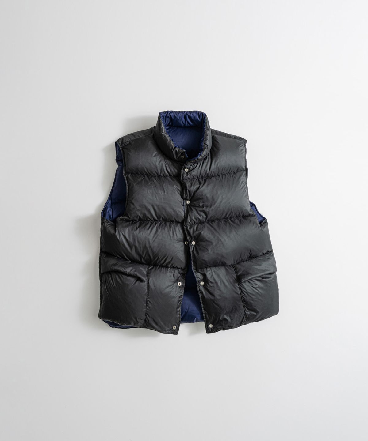 비헤비어(BEHEAVYER) REVERSIBLE DUCK DOWN VEST navy/black