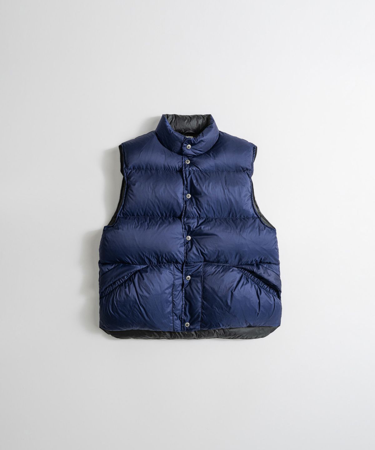 비헤비어(BEHEAVYER) REVERSIBLE DUCK DOWN VEST navy/black