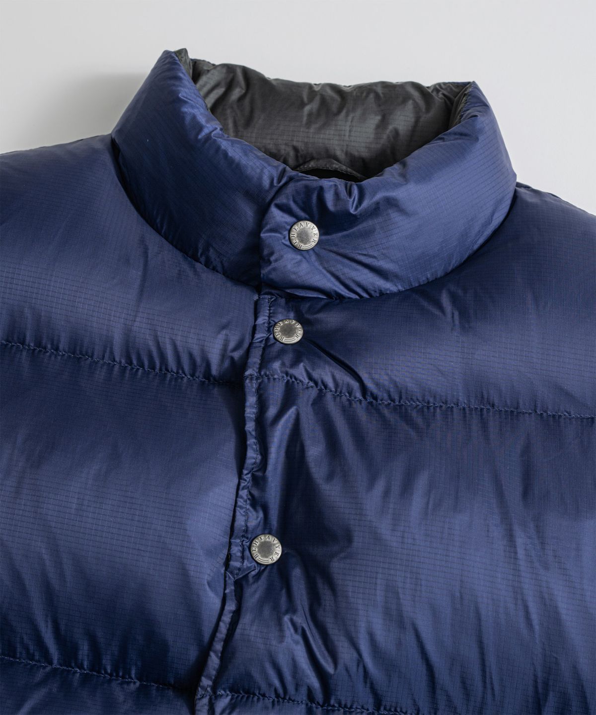 비헤비어(BEHEAVYER) REVERSIBLE DUCK DOWN VEST navy/black