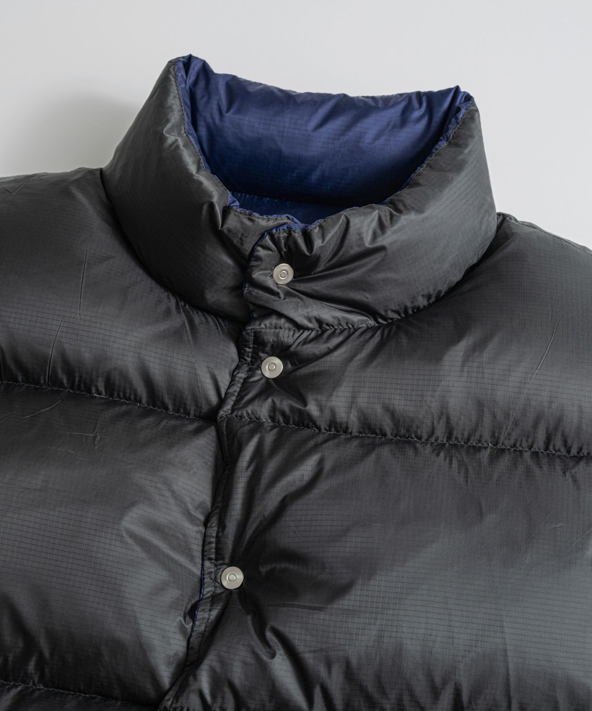 비헤비어(BEHEAVYER) REVERSIBLE DUCK DOWN VEST navy/black