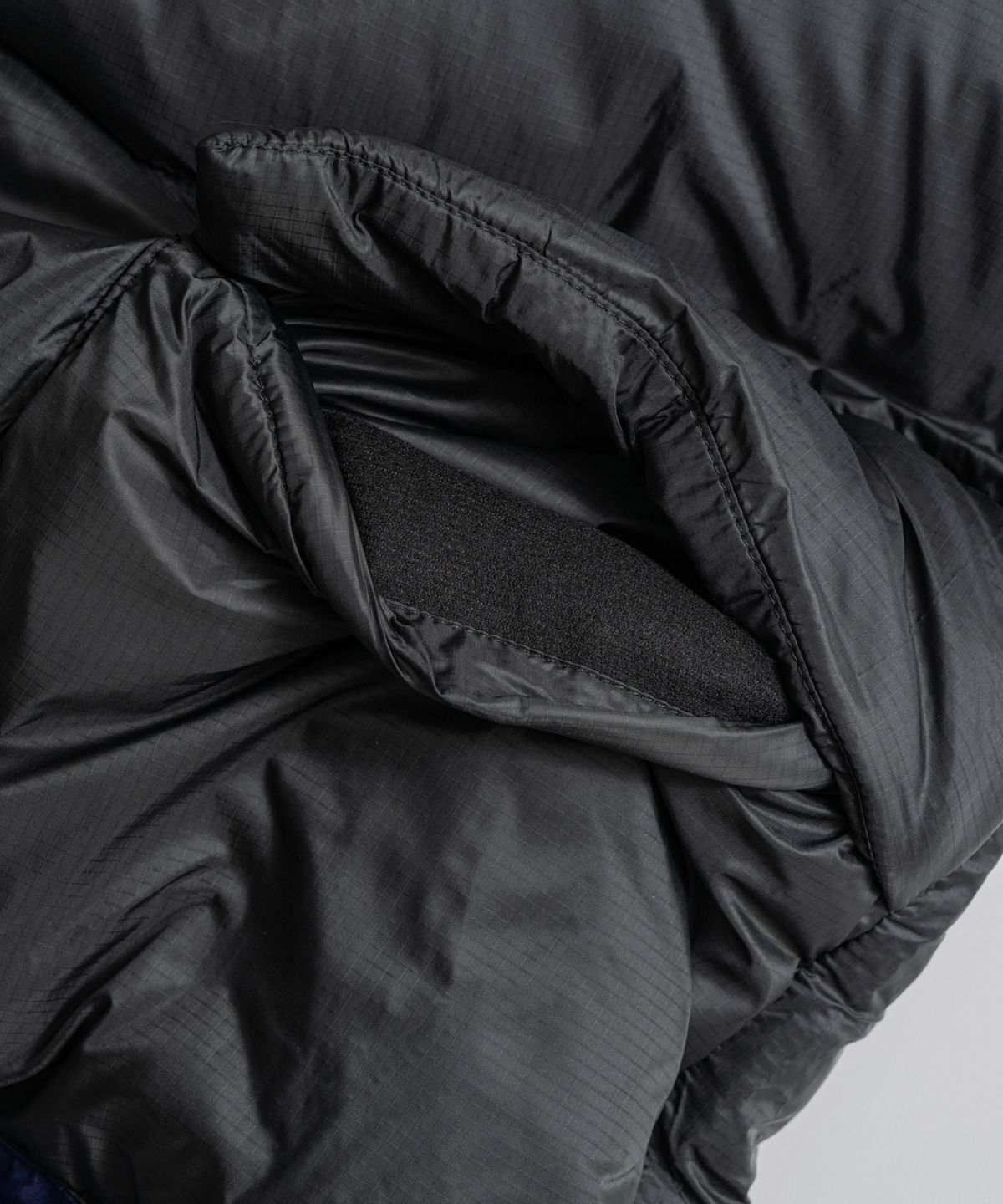 비헤비어(BEHEAVYER) REVERSIBLE DUCK DOWN VEST navy/black