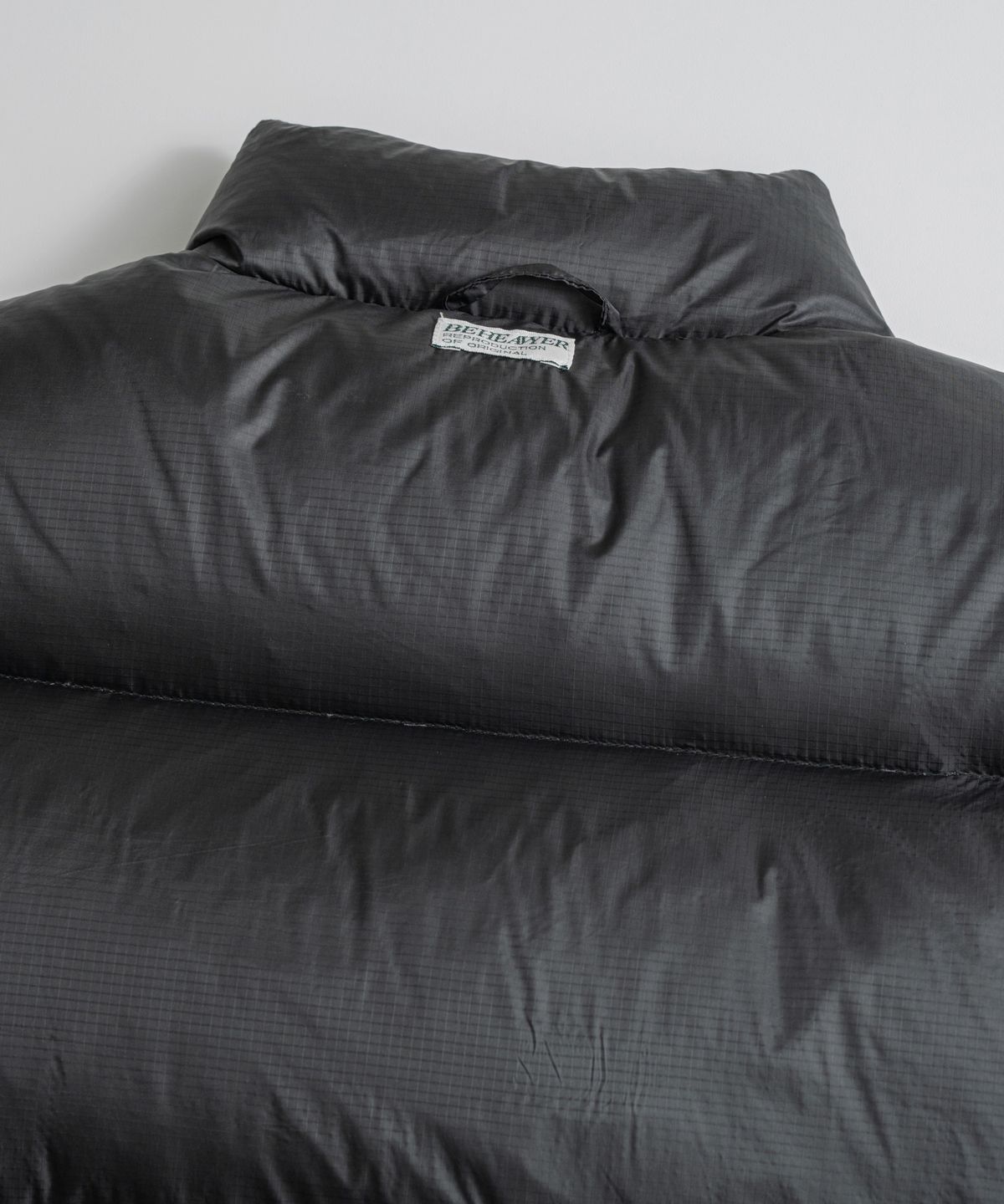 비헤비어(BEHEAVYER) REVERSIBLE DUCK DOWN VEST navy/black