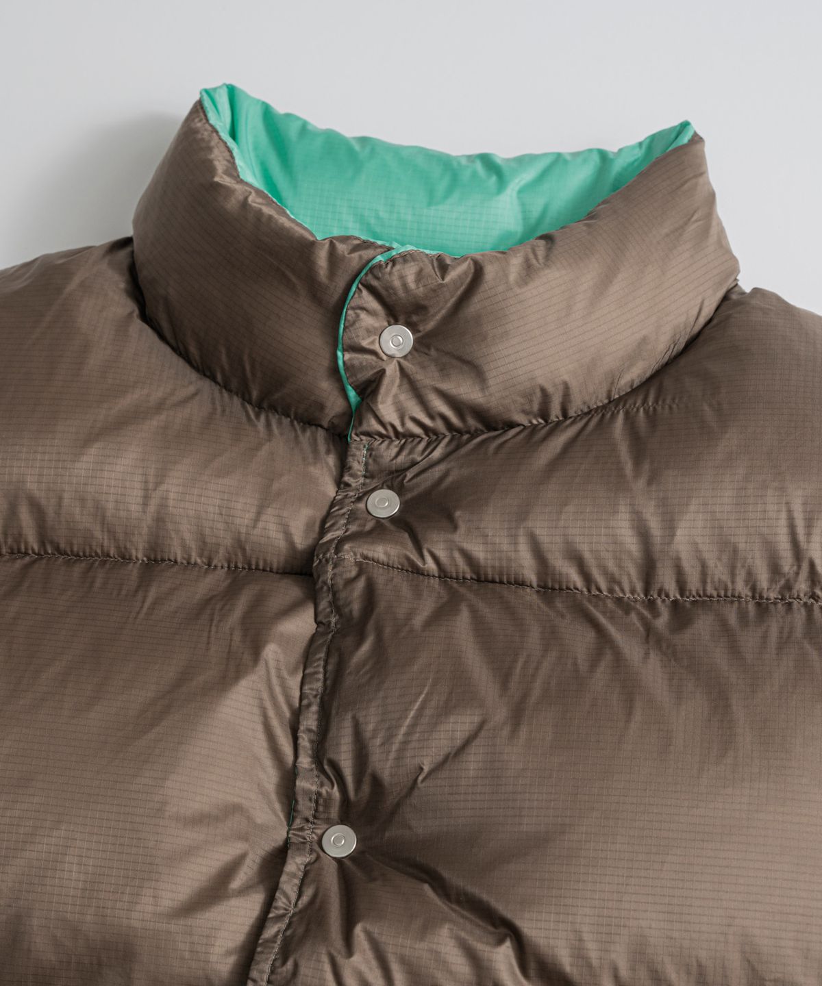 비헤비어(BEHEAVYER) REVERSIBLE DUCK DOWN VEST mint/brown
