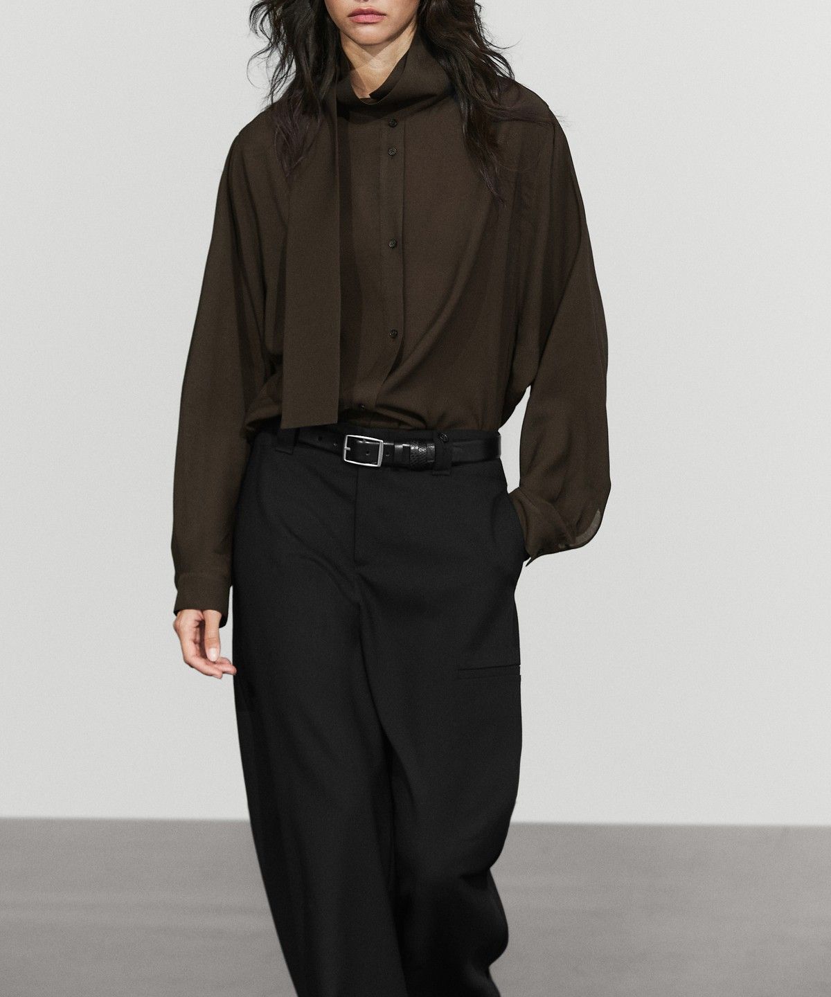 마시모두띠(MASSIMO DUTTI) 타이 디테일 세미 시어 셔츠