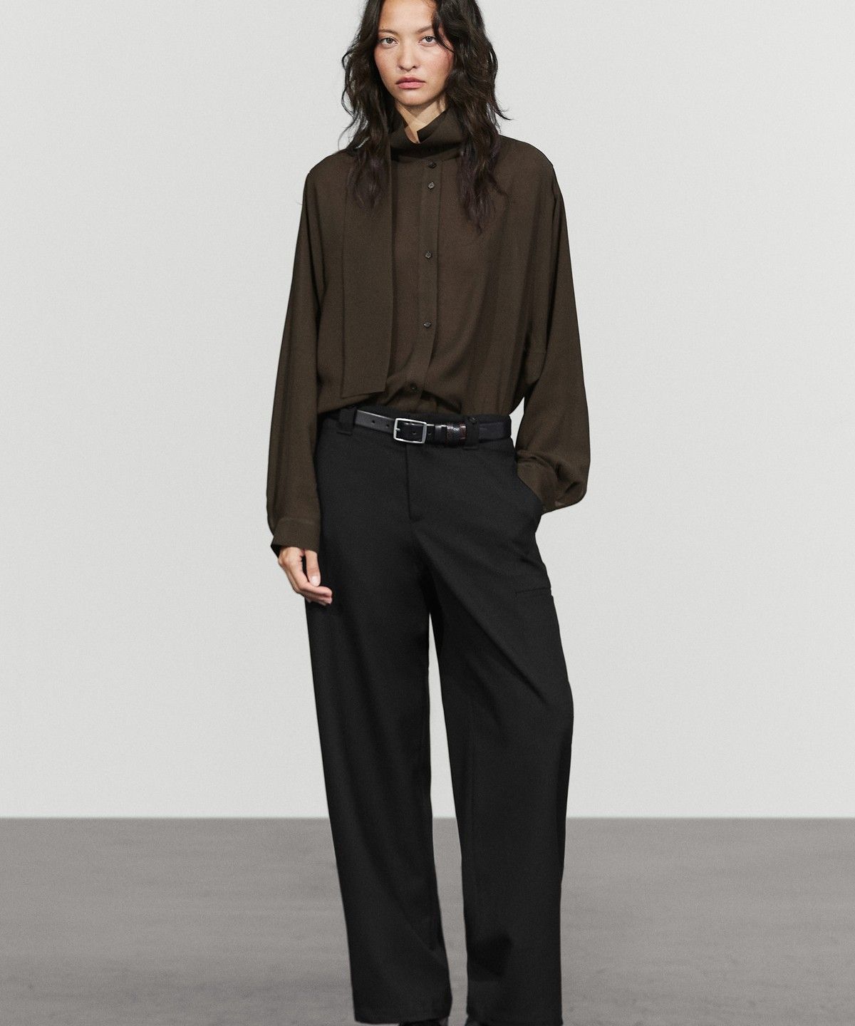 마시모두띠(MASSIMO DUTTI) 타이 디테일 세미 시어 셔츠