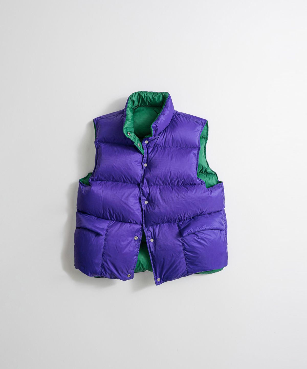 비헤비어(BEHEAVYER) REVERSIBLE DUCK DOWN VEST emerald/violet