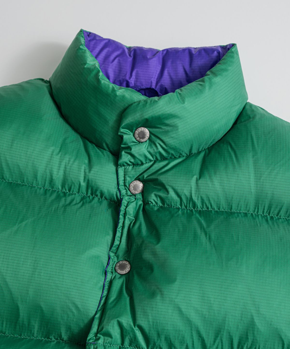 비헤비어(BEHEAVYER) REVERSIBLE DUCK DOWN VEST emerald/violet