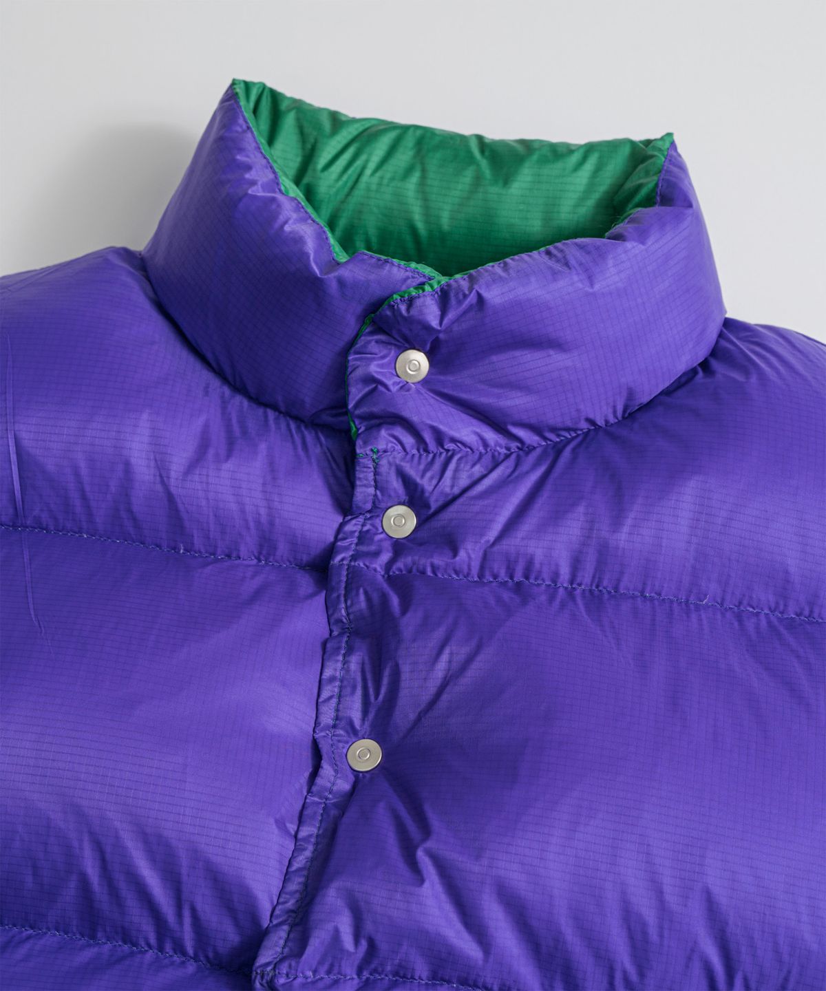 비헤비어(BEHEAVYER) REVERSIBLE DUCK DOWN VEST emerald/violet