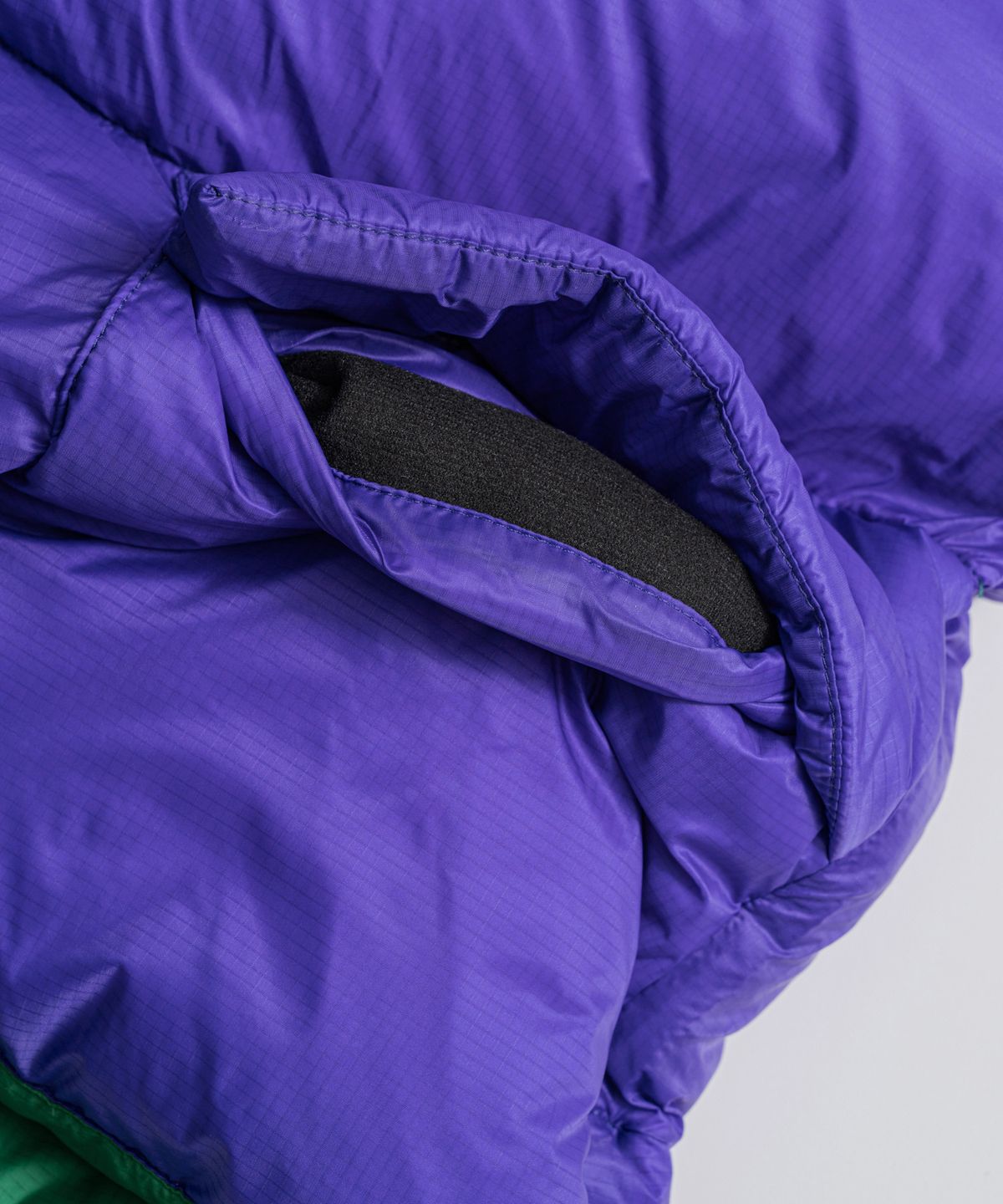 비헤비어(BEHEAVYER) REVERSIBLE DUCK DOWN VEST emerald/violet