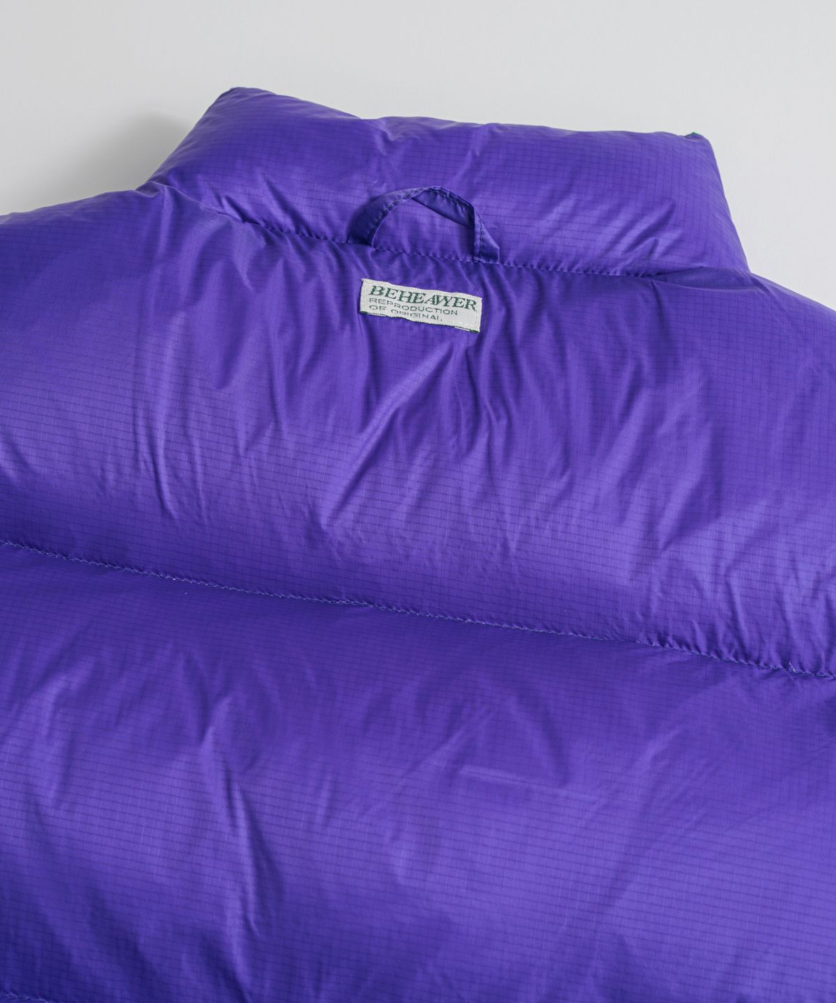 비헤비어(BEHEAVYER) REVERSIBLE DUCK DOWN VEST emerald/violet