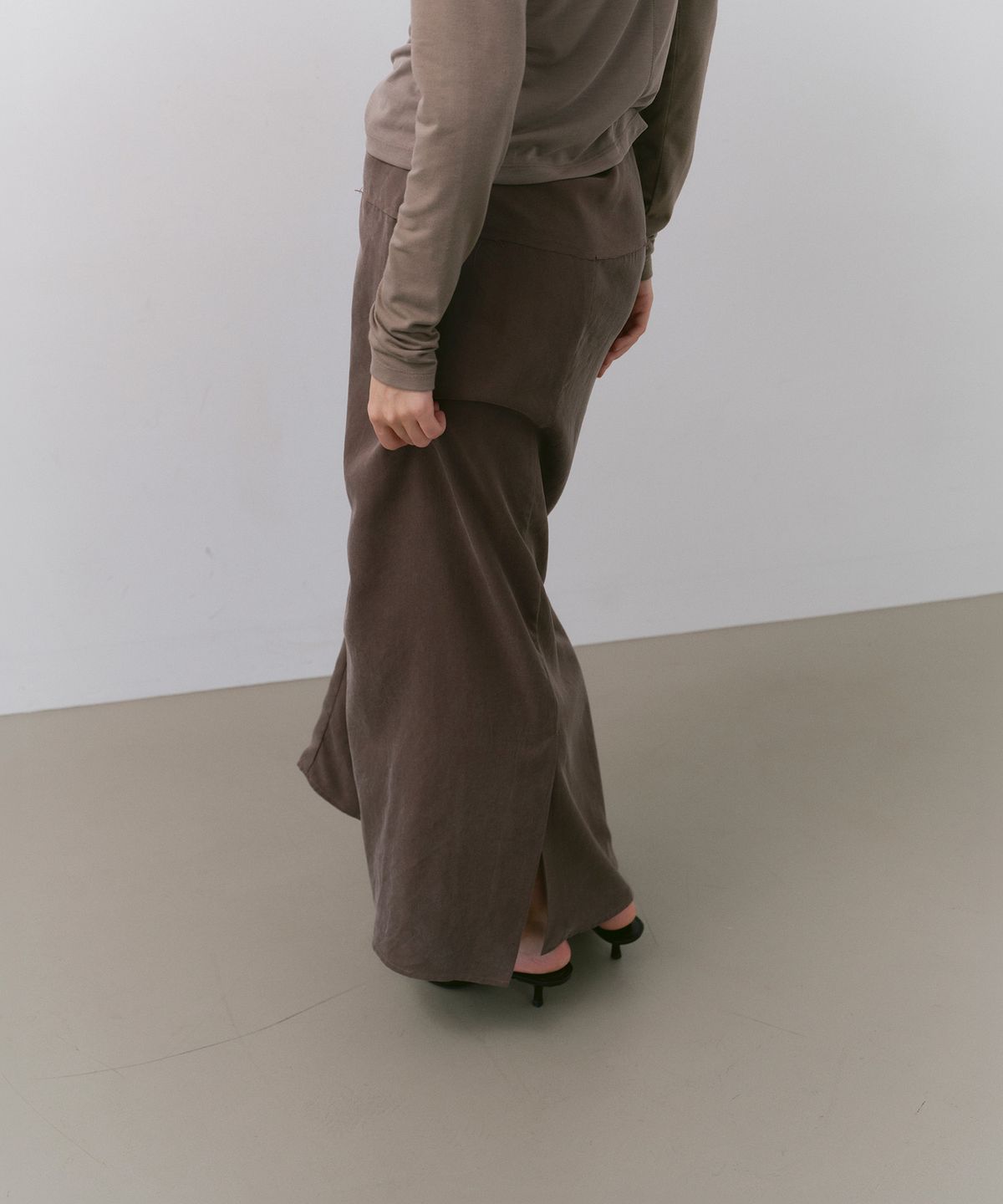 카셀(CACELE) SCULPT WRAP SKIRT, BROWN