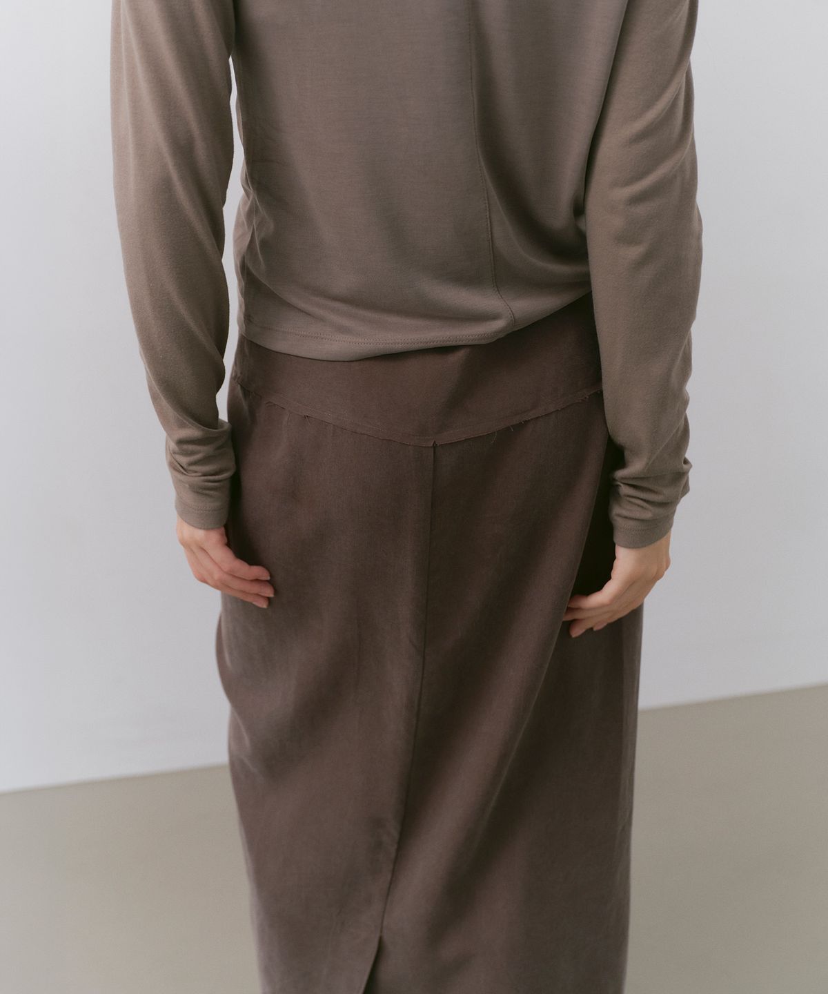 카셀(CACELE) SCULPT WRAP SKIRT, BROWN