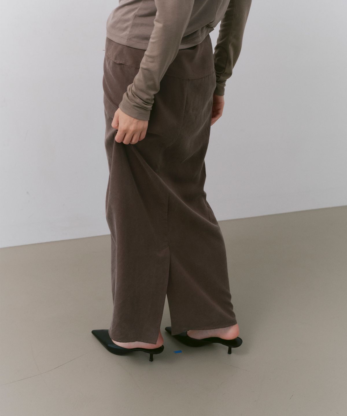 카셀(CACELE) SCULPT WRAP SKIRT, BROWN