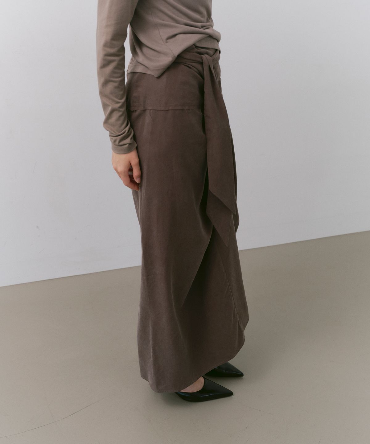 카셀(CACELE) SCULPT WRAP SKIRT, BROWN