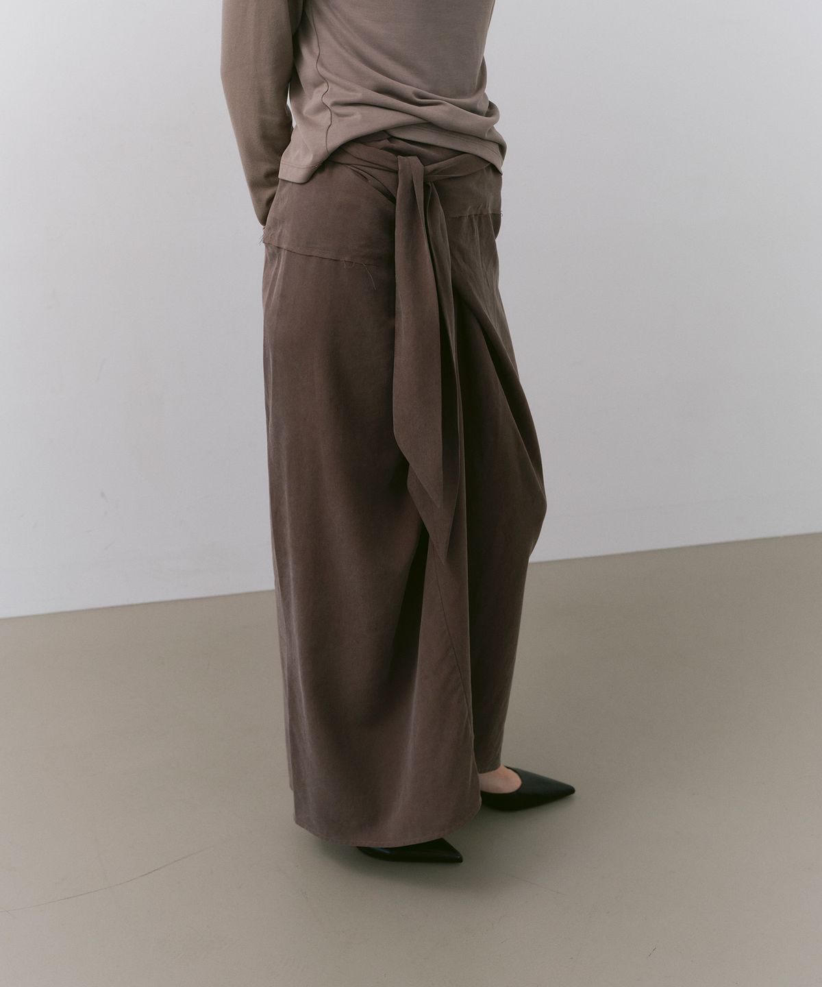 카셀(CACELE) SCULPT WRAP SKIRT, BROWN