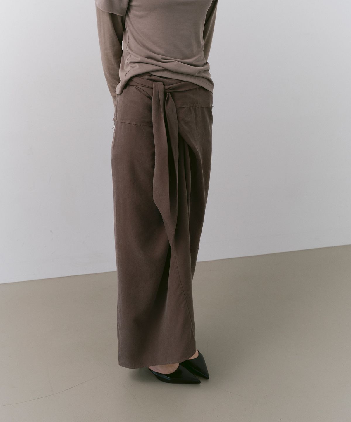 카셀(CACELE) SCULPT WRAP SKIRT, BROWN