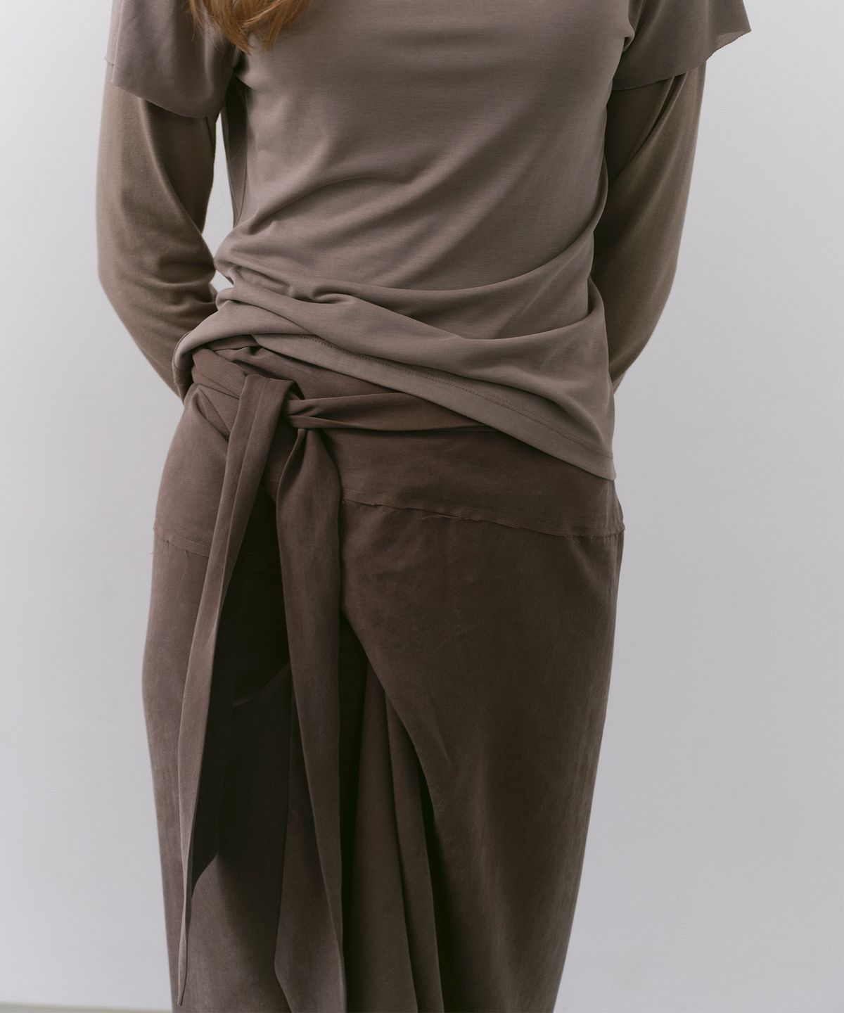카셀(CACELE) SCULPT WRAP SKIRT, BROWN