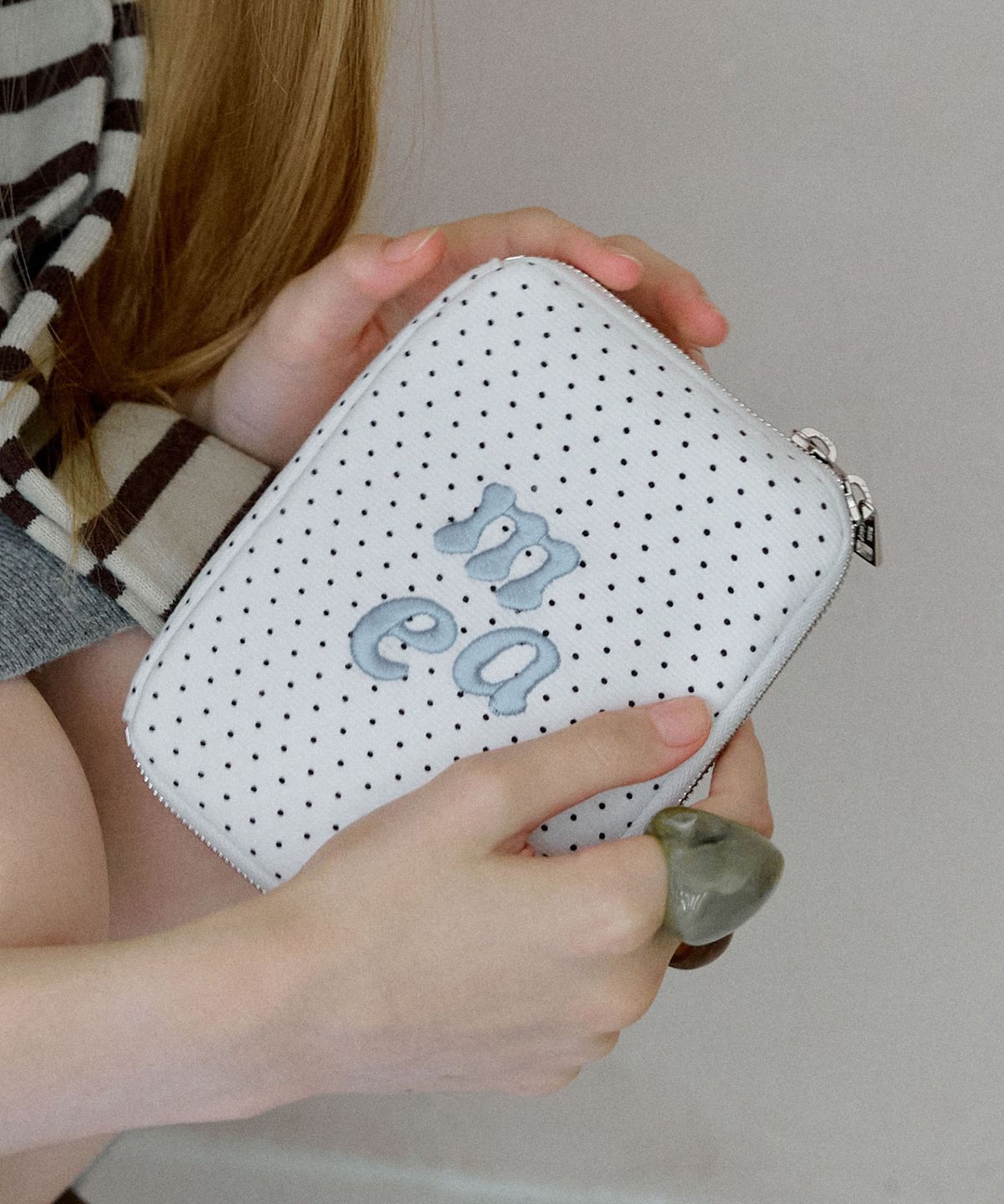 무쿠앤에보니(MUCU AND EBONY) m.a.e Travel Wallet _ Dot Ivory