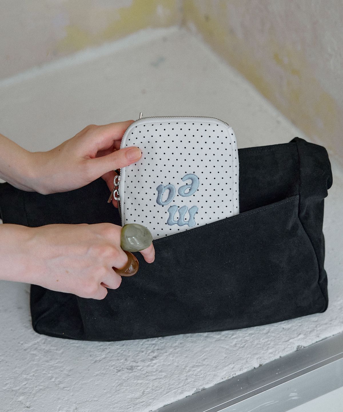 무쿠앤에보니(MUCU AND EBONY) m.a.e Travel Wallet _ Dot Ivory