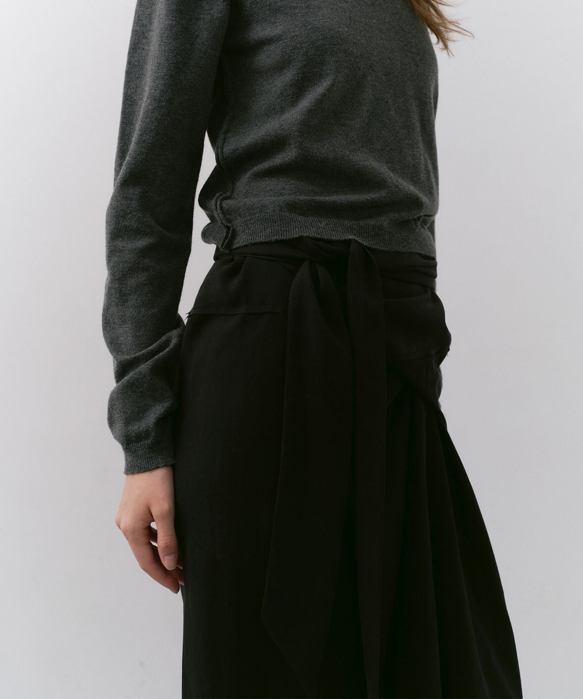 카셀(CACELE) SCULPT WRAP SKIRT, BLACK
