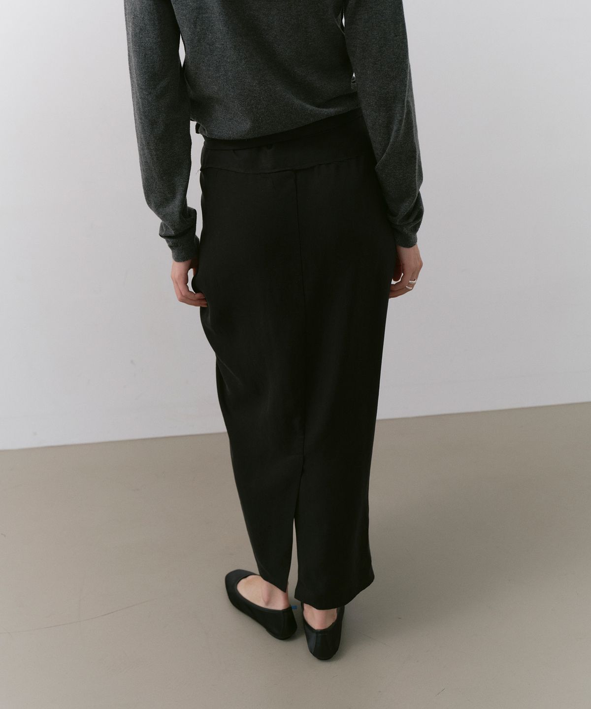 카셀(CACELE) SCULPT WRAP SKIRT, BLACK