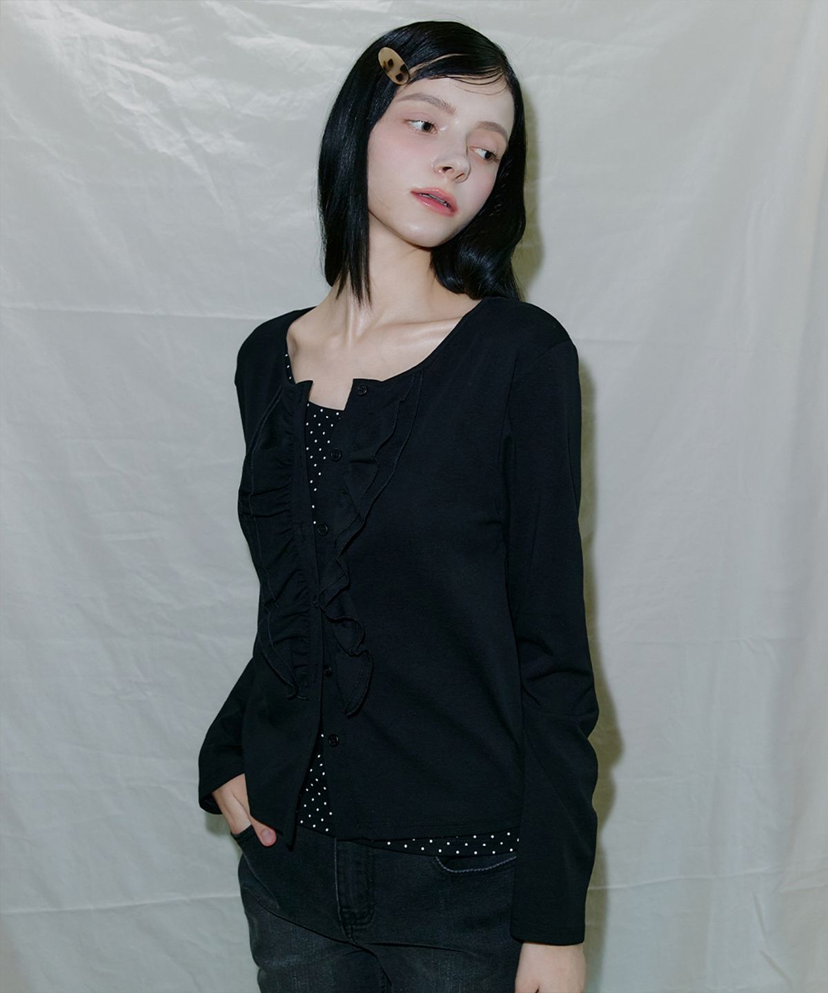 미케네(MICANE) 클라라벨 러플 가디건 도트 슬리브리스 셋업
