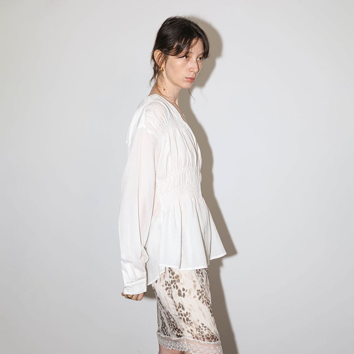웬스데이딜라잇(WEDNESDAY DELIGHT) WD_Shirred waist blouse