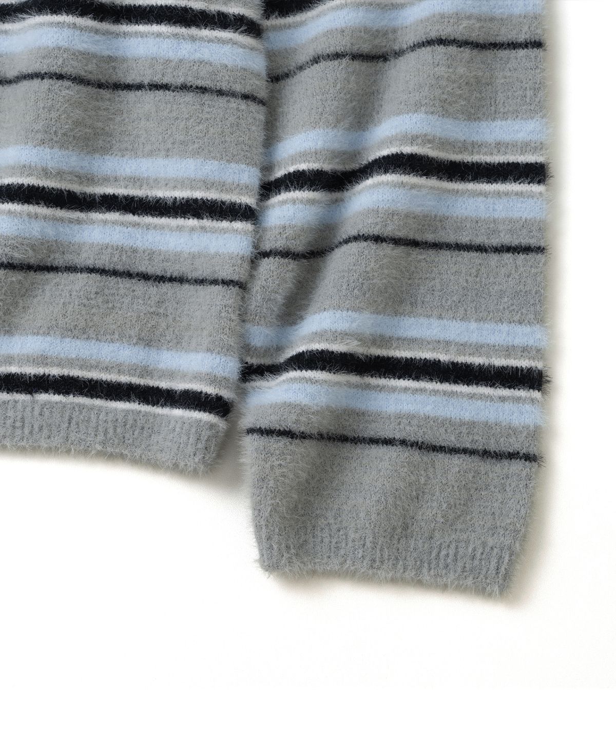 니티드(KNITTED) 헤어리 스트라이프 카라 버튼 니트 GREY