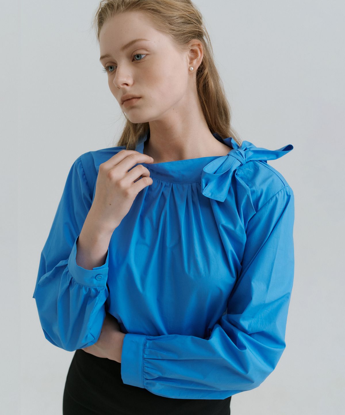 리올그(REORG) PAP SHIRRING SCARF BLOUSE CLASSIC BLUE