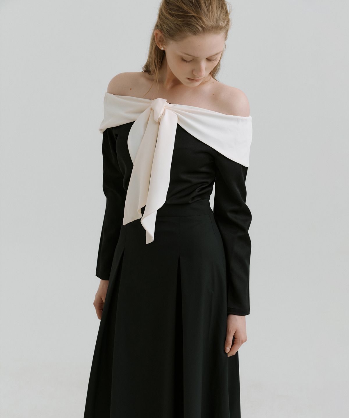 리올그(REORG) PAP COLORWAY OFF SHOULDER TIE BLOUSE BLACK