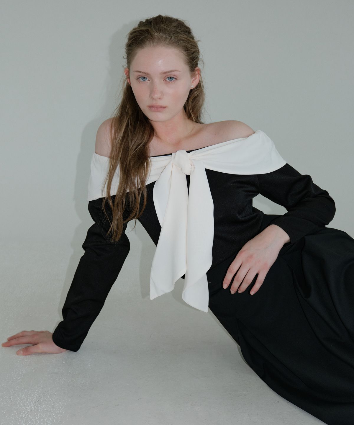 리올그(REORG) PAP COLORWAY OFF SHOULDER TIE BLOUSE BLACK