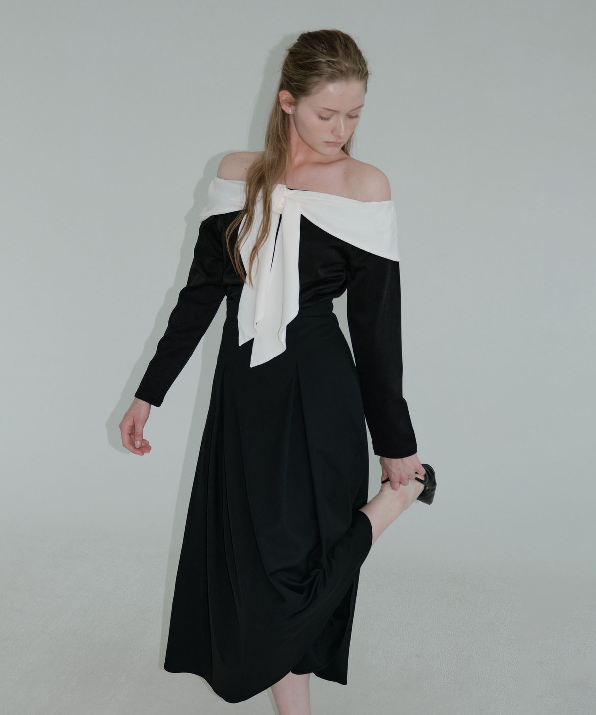 리올그(REORG) PAP COLORWAY OFF SHOULDER TIE BLOUSE BLACK