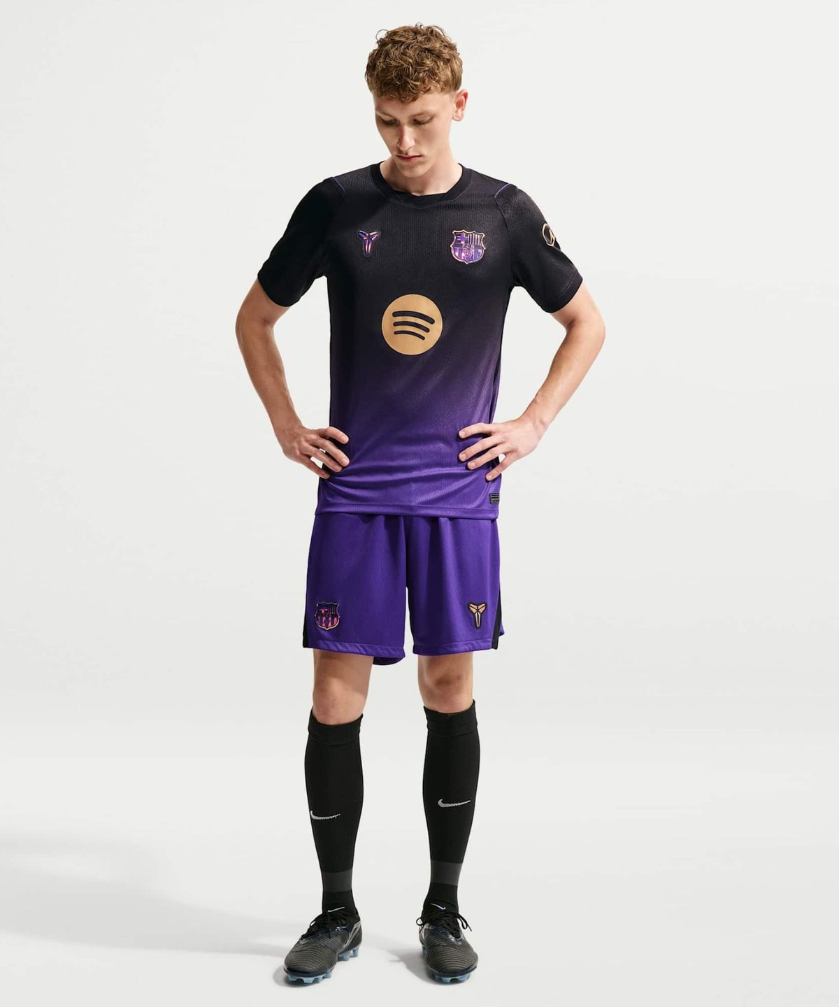 나이키(NIKE) FC 바르셀로나 2026/27 스타디움 어웨이 코비 드라이 핏 축구 레플리카 저지 M - 필드 퍼플:블랙:메탈릭 골드 / II1912-505