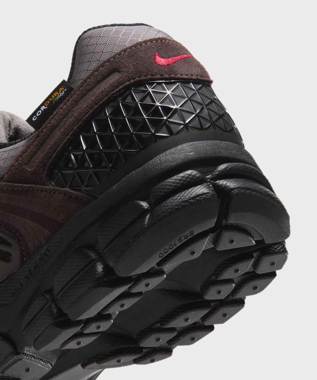 나이키(NIKE) 줌 보메로 5 CORDURA® M - 칼리지 그레이:바로크 브라운:블랙:유니버시티 레드 / IQ0380-001