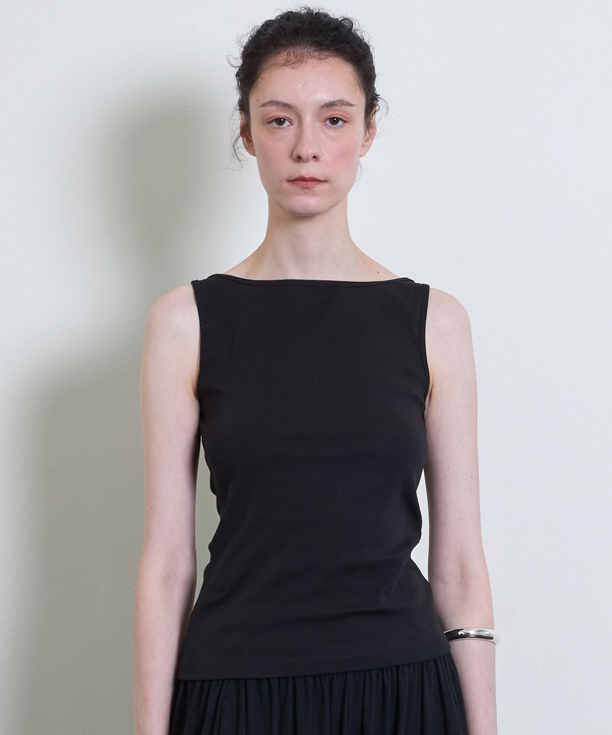 누베르(NUVERE) Flux Boatneck Sleeveless Black