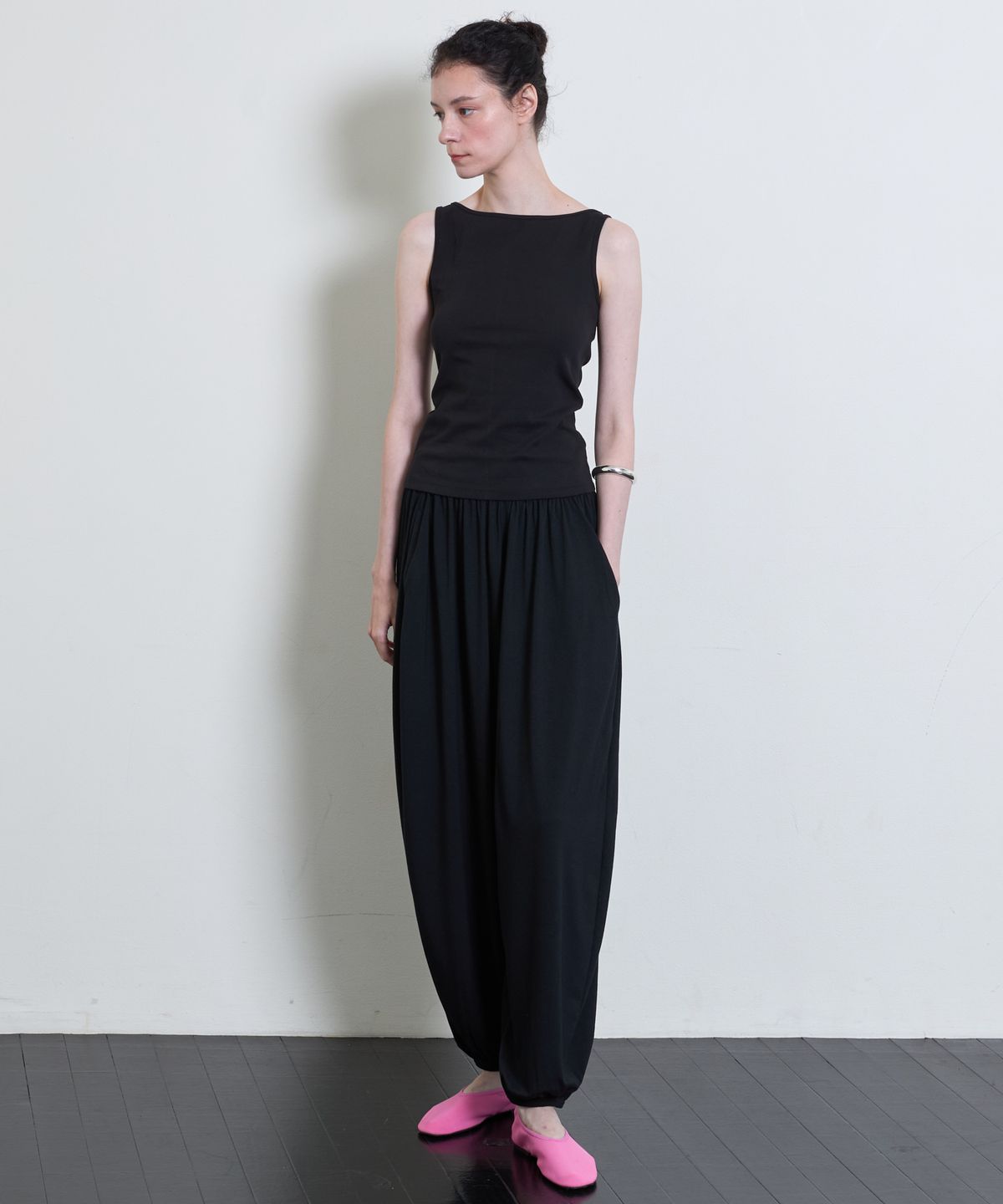 누베르(NUVERE) Flux Boatneck Sleeveless Black