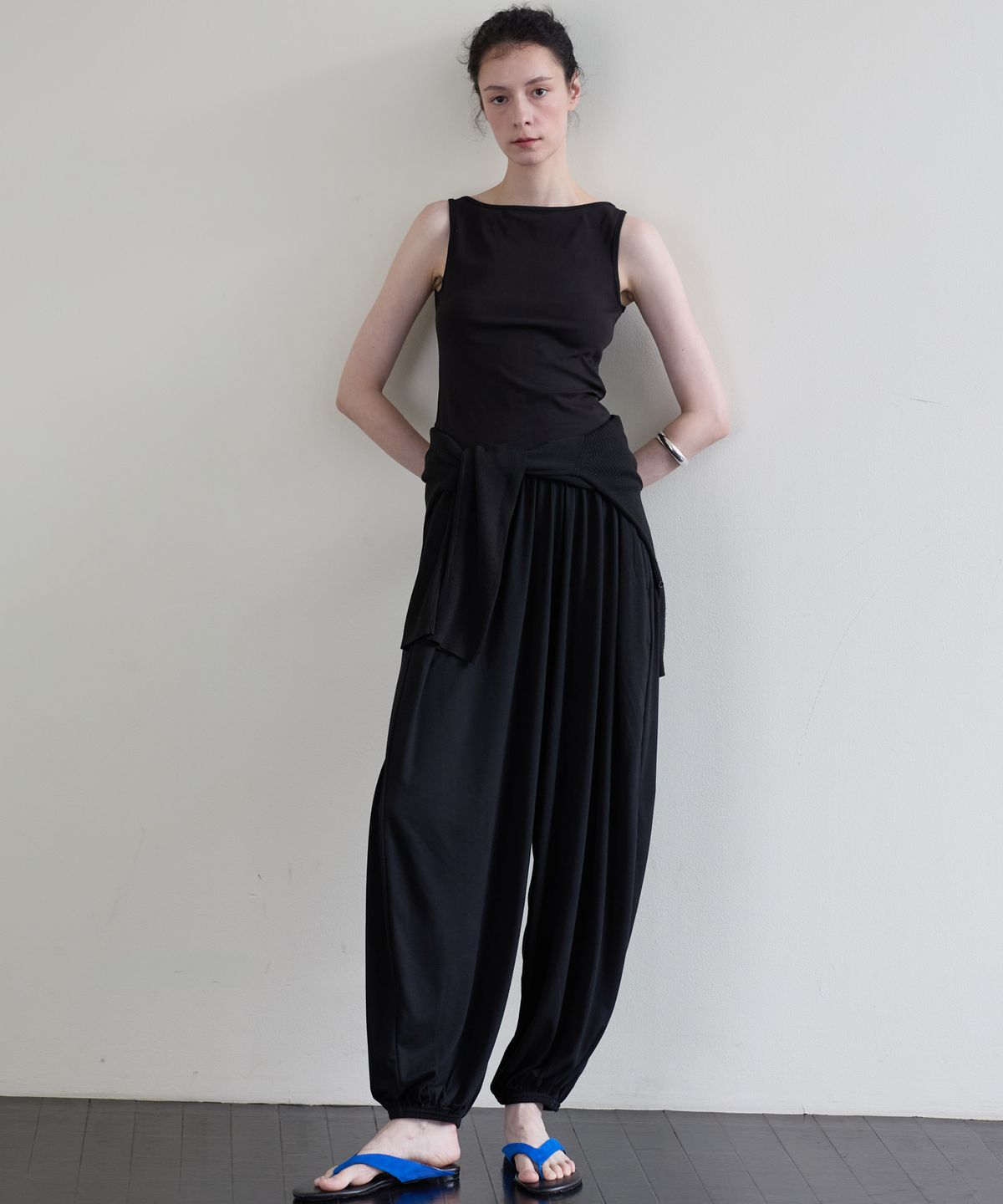 누베르(NUVERE) Flux Boatneck Sleeveless Black