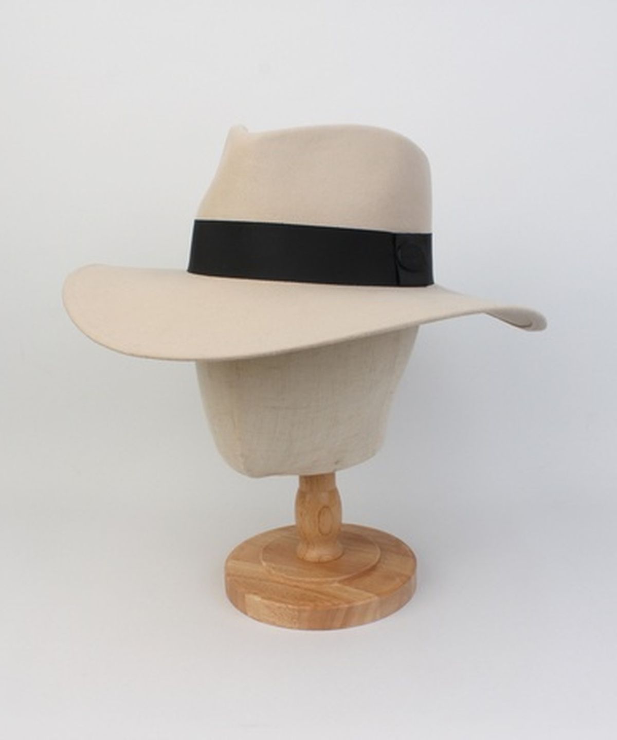 유니버셜 케미스트리(UNIVERSAL CHEMISTRY) V BK Line Ivory Wool Fedora 페도라
