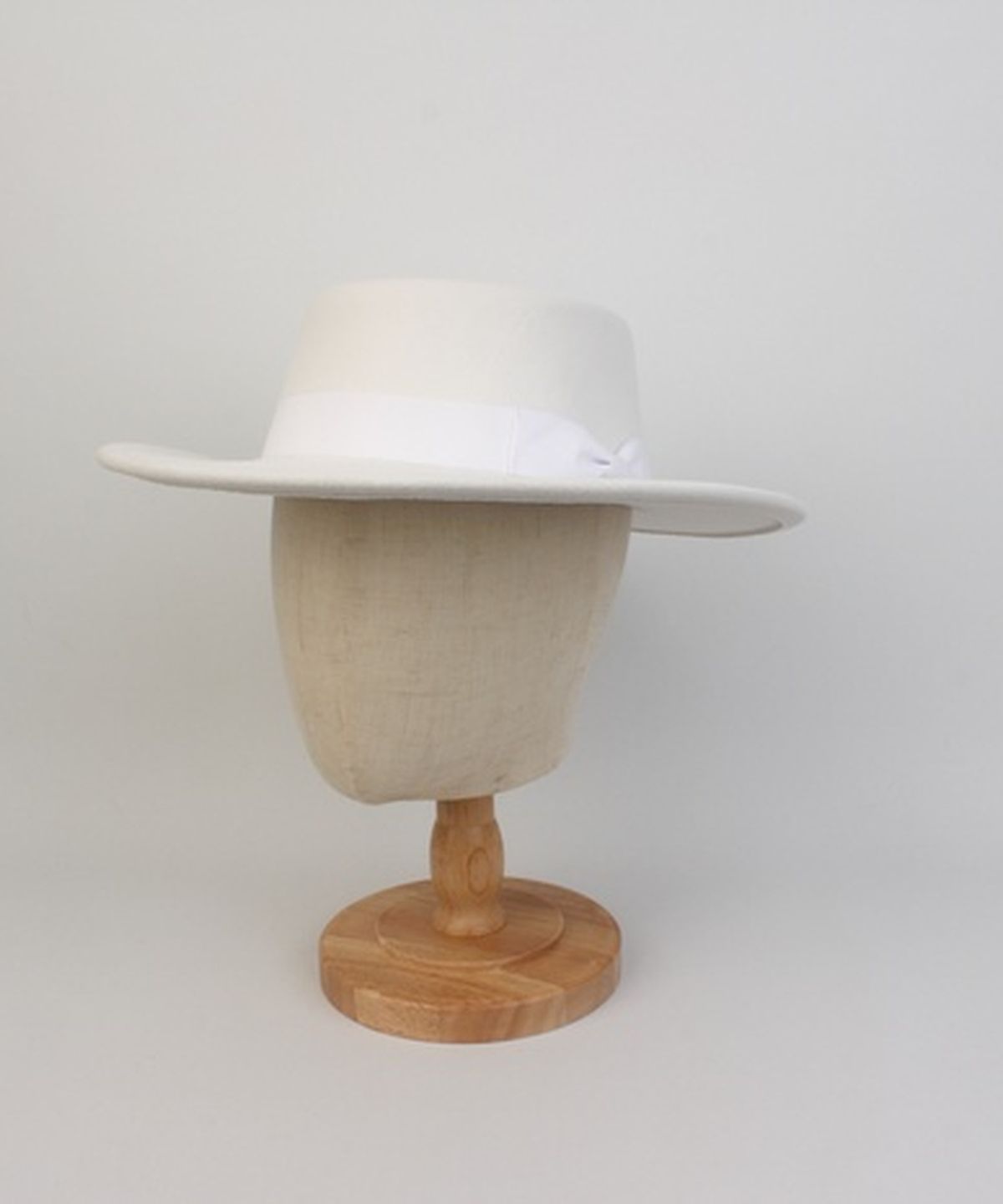 유니버셜 케미스트리(UNIVERSAL CHEMISTRY) Wool White Ribbon Long Fedora 페도라