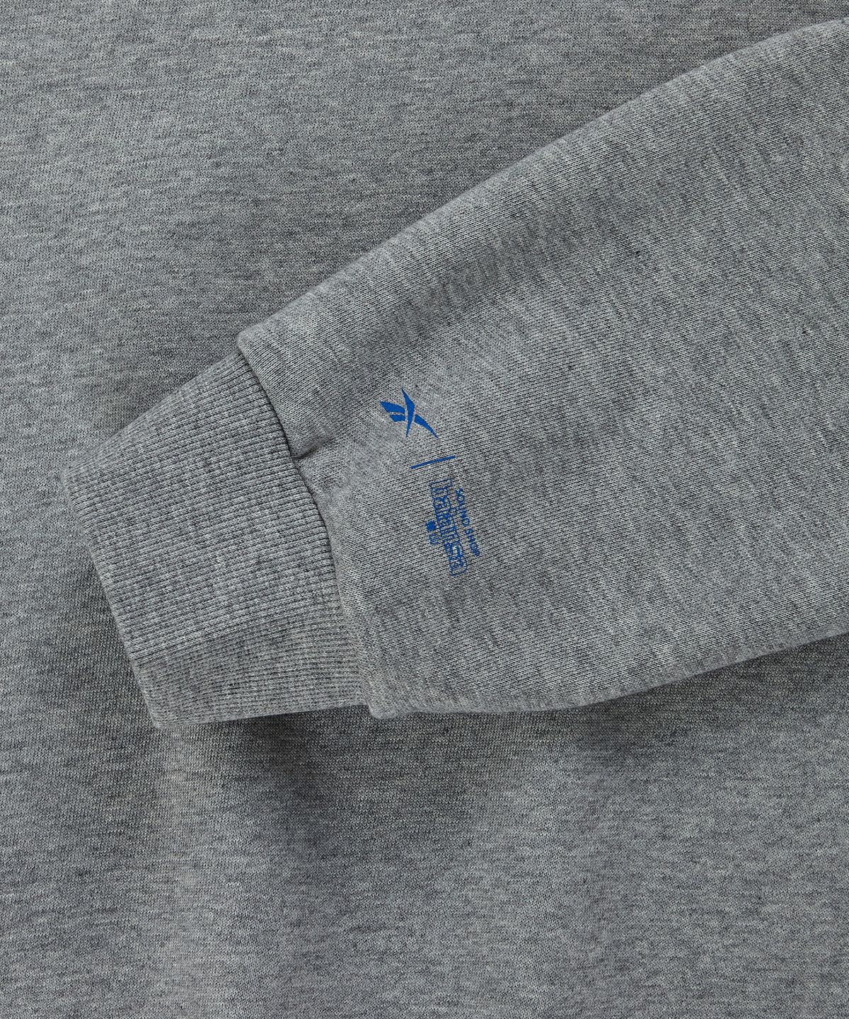 리복(REEBOK) [리복x발란사] 그래픽 하프 집업 - 그레이