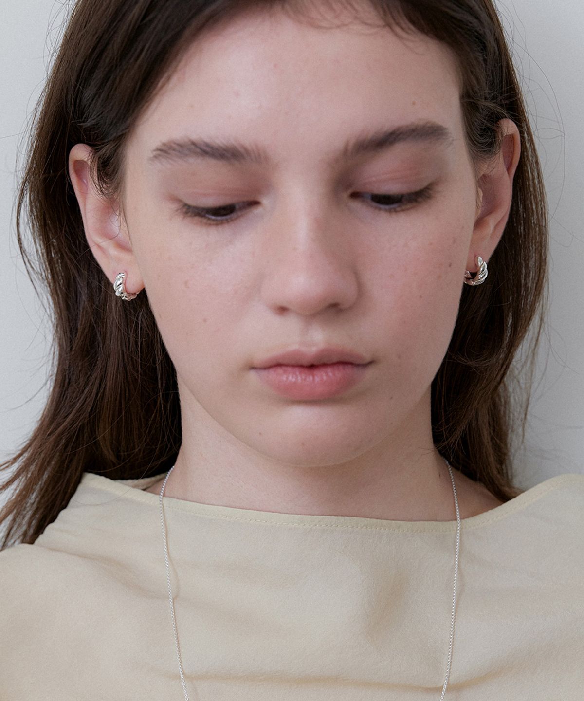 오블라(OVLA) twist baguette one touch earring JE090