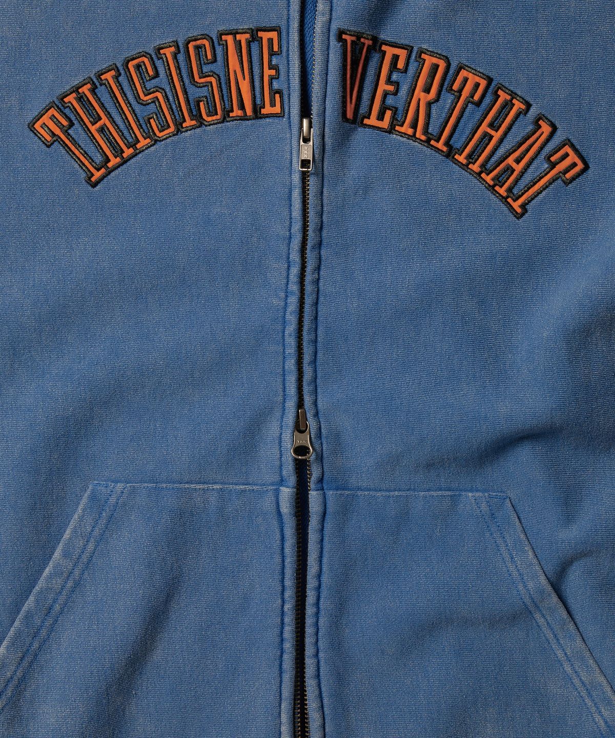 디스이즈네버댓(THISISNEVERTHAT) Applique Zip Up Hoodie Blue