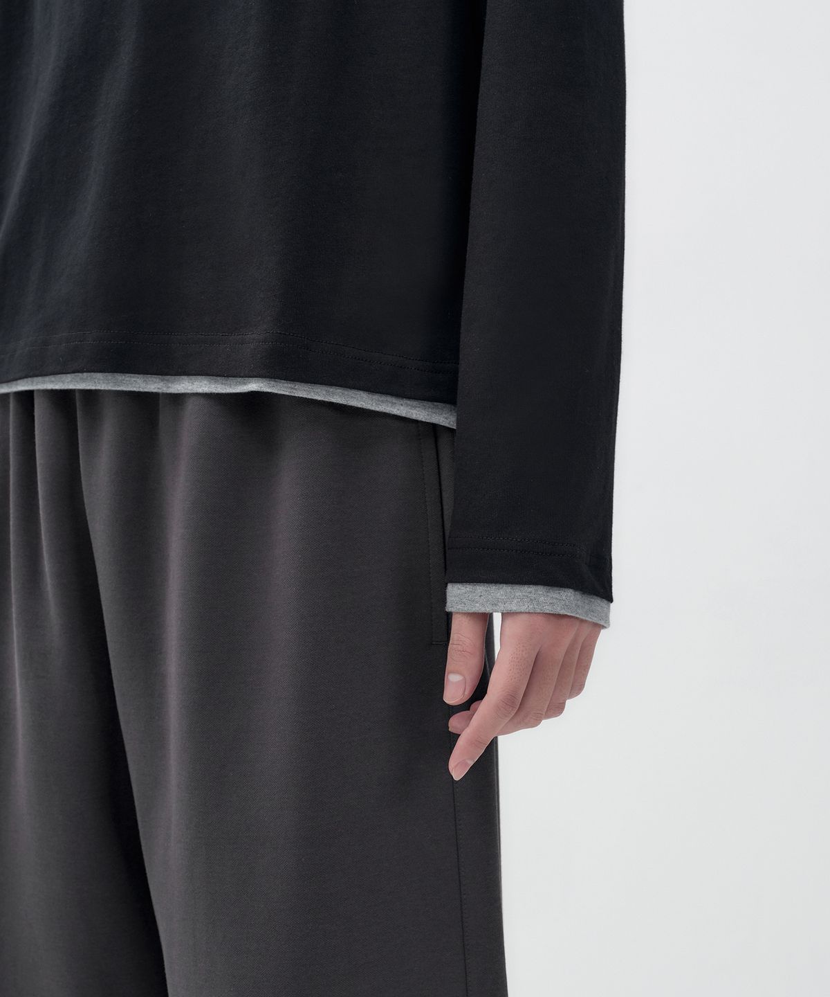 무신사 스탠다드(MUSINSA STANDARD) 레이어드 헴 헨리 넥 크롭 긴소매 티셔츠 [블랙]