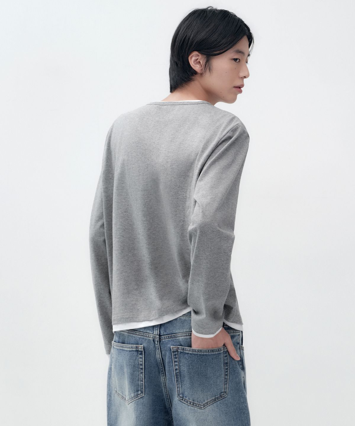 무신사 스탠다드(MUSINSA STANDARD) 레이어드 헴 헨리 넥 크롭 긴소매 티셔츠 [미디엄 그레이]