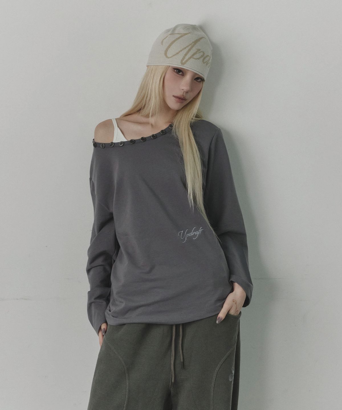 업드래프트(UPDRAFT) Button One-Shoulder Long Sleeve [Grey]