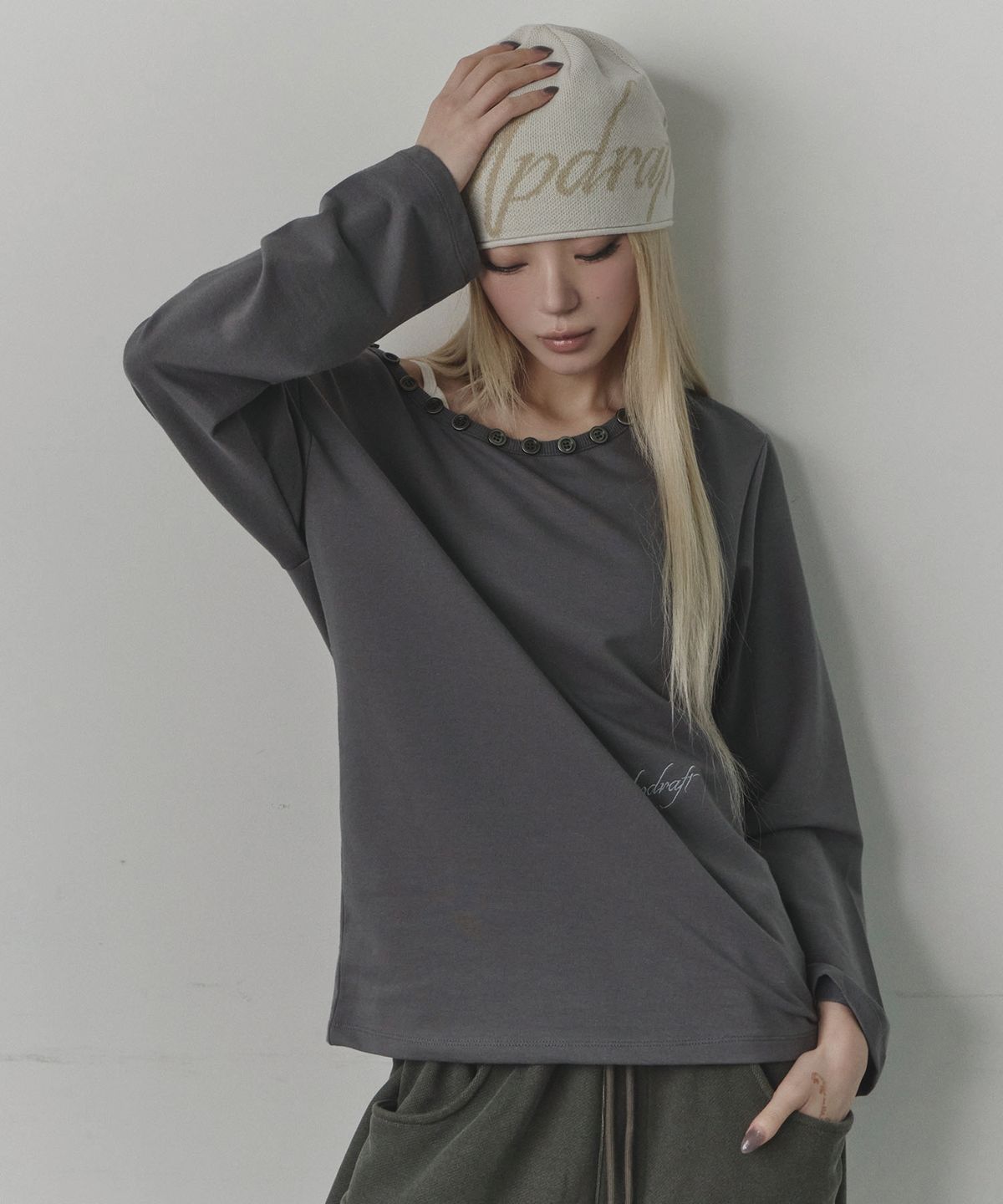 업드래프트(UPDRAFT) Button One-Shoulder Long Sleeve [Grey]