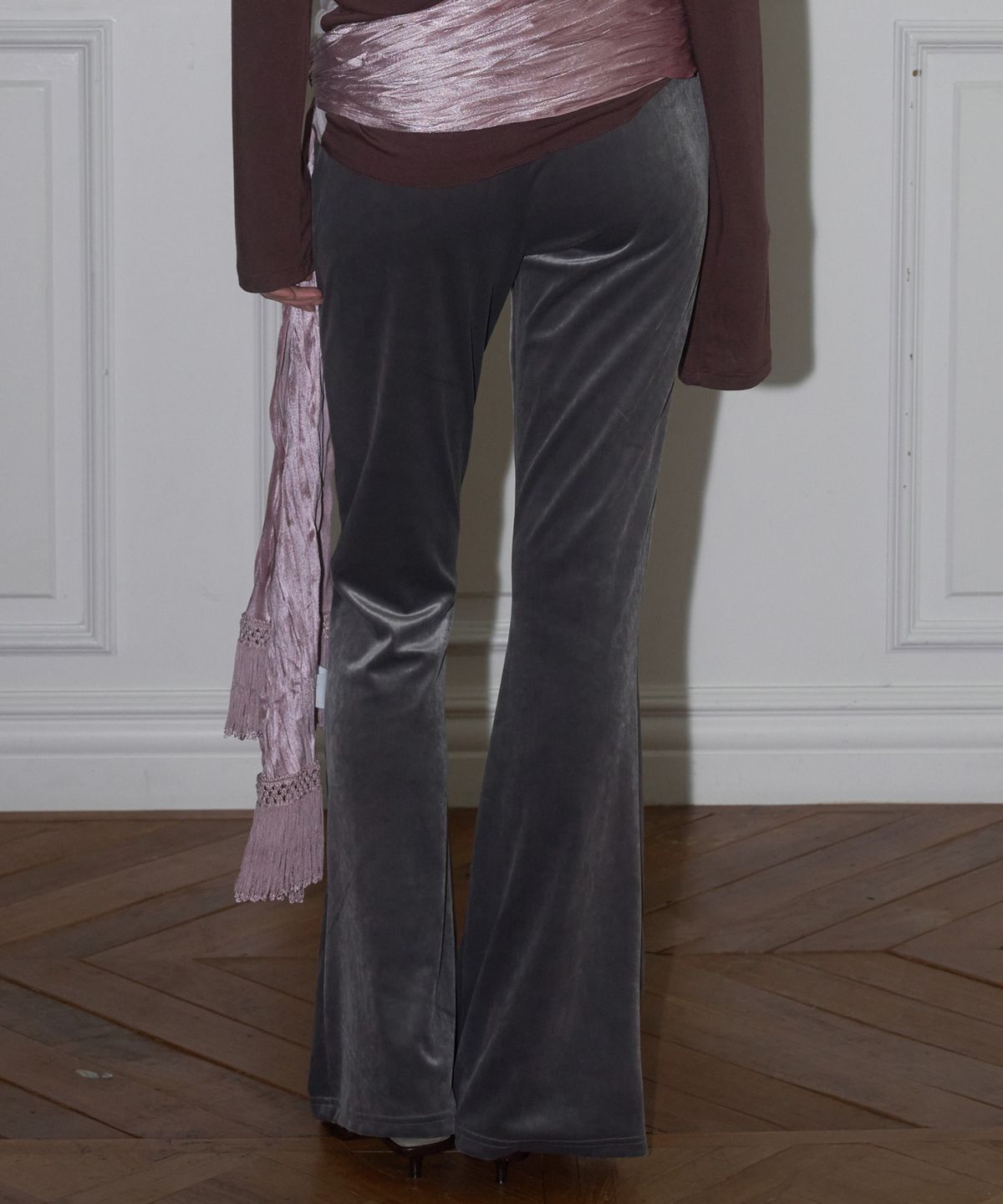 더포르타(THEPORTA) VELVET SEMI FLARED PANTS, CHARCOAL